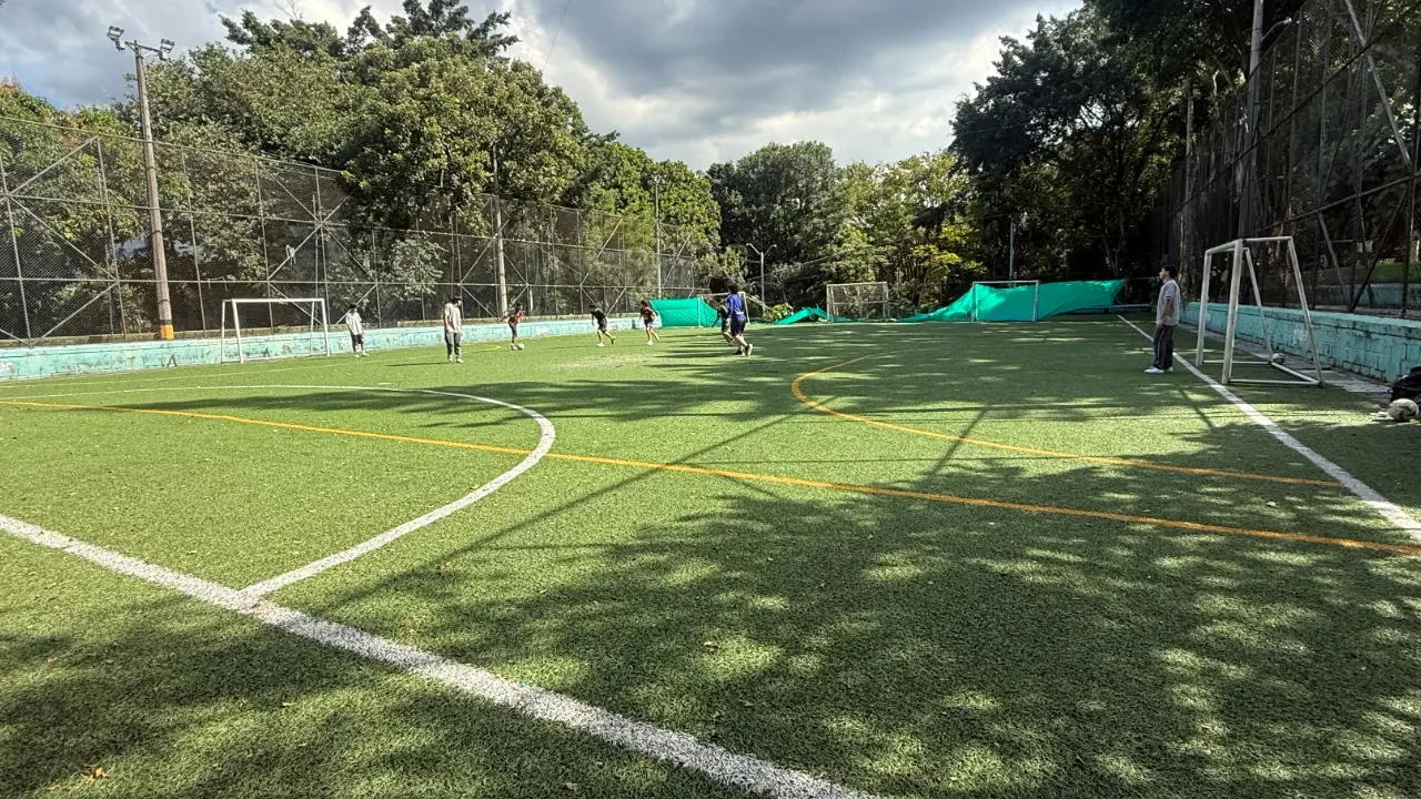 Alcaldía de Medellín inicia renovación de cancha de fútbol en barrio Cristóbal 1 Medellín inicia renovación de cancha de fútbol en barrio Cristóbal