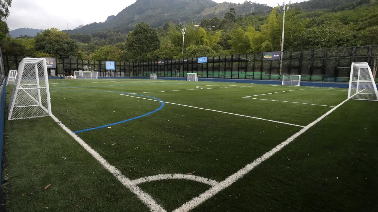 Nueva cancha certificada por la FIFA en Medellín busca fortalecer el deporte y la recreación comunitaria 2 Nueva cancha certificada FIFA en Medellín busca fortalecer el deporte y la recreación comunitaria