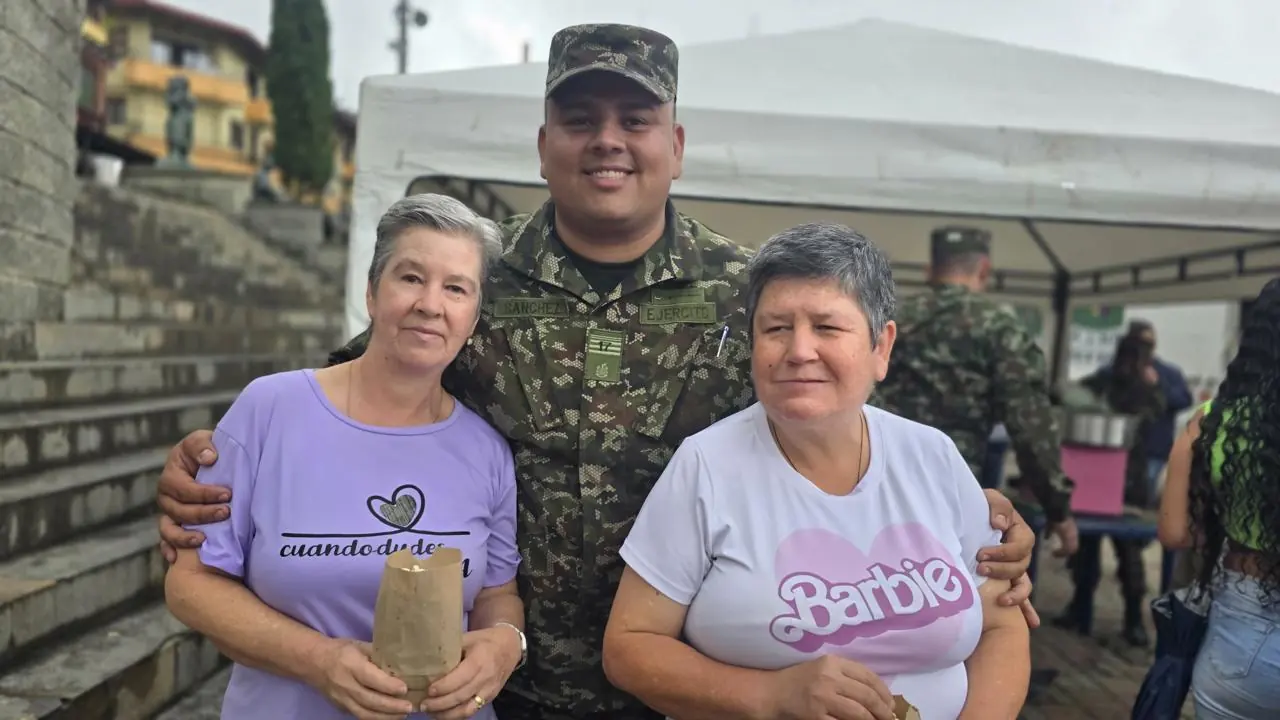 Soldados y comunidad realizaron jornada de limpieza y mantenimiento en parques y canchas de Fredonia y Amagá