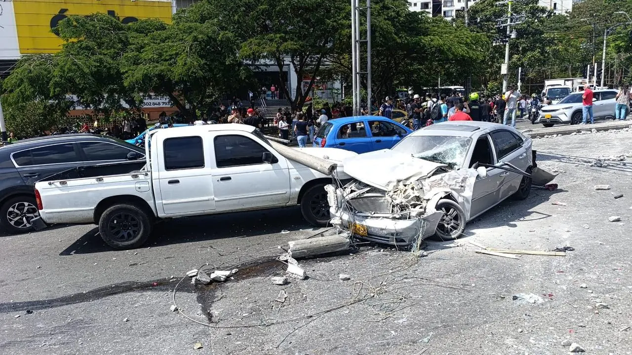 Volqueta sin frenos desata choque múltiple y colapsa la Avenida 80 en Medellín