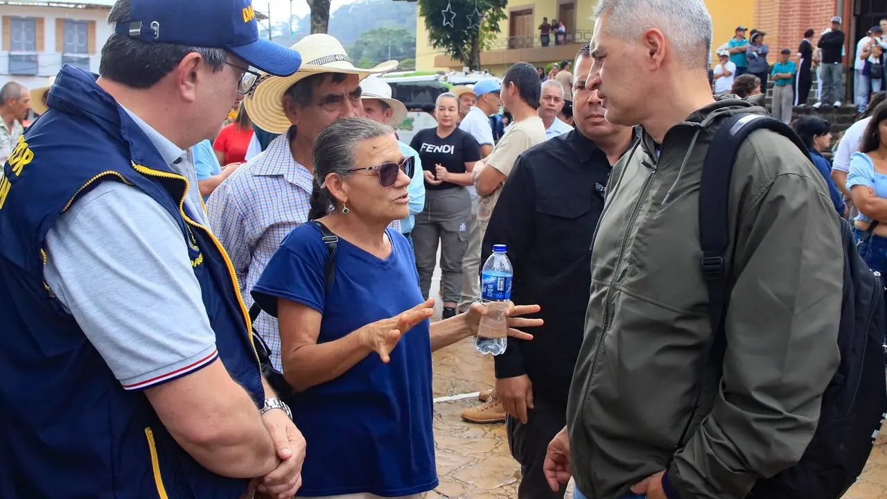 Gobernador anuncia nuevo plan de obras y apoyo a familias tras emergencia en Pueblorrico