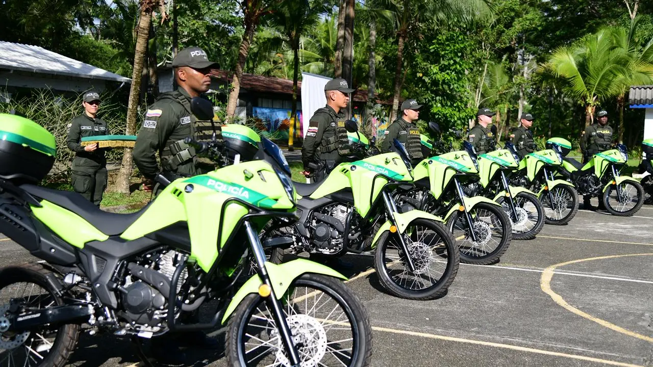 Gobernador de Antioquia entrega motos nuevas a la Policía de Urabá para fortalecer la seguridad en la región 1 Gobernador de Antioquia entrega motos nuevas a la Policía de Urabá para fortalecer la seguridad en la región