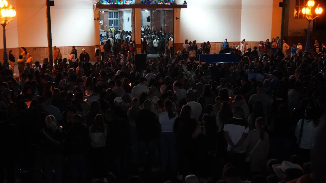 Comunidad de El Carmen de Viboral se une en una velatón por la paz tras el crimen de tres hombres