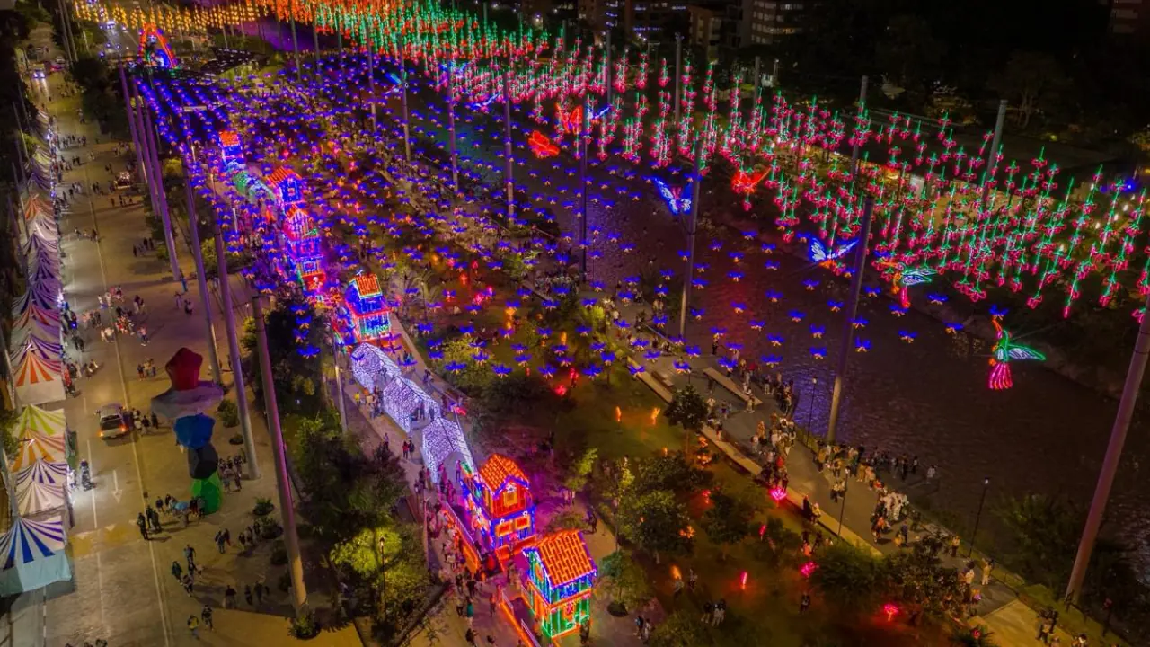 Medellín encendió sus Alumbrados y abrió una ruta de luz con más de 60 puntos para recorrer en familia.