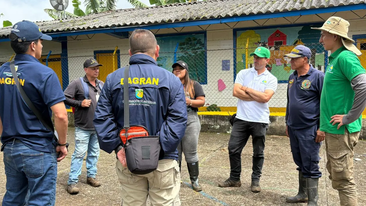 Gobernador anuncia nuevo plan de obras y apoyo a familias tras emergencia en Pueblorrico