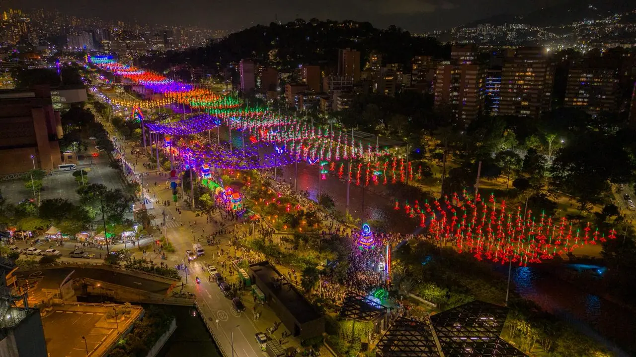 Medellín encendió sus Alumbrados y abrió una ruta de luz con más de 60 puntos para recorrer en familia.