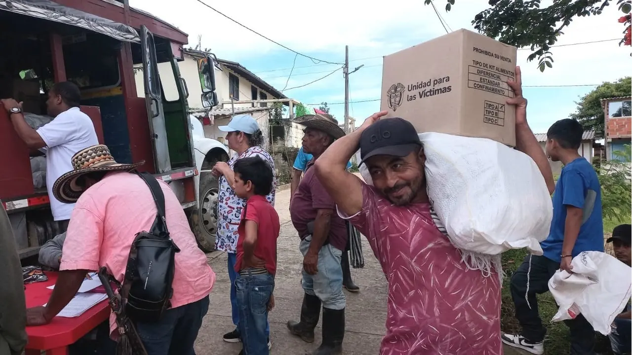 Campesinos de Briceño avanzan en su retorno mientras reciben una masiva entrega de ayudas humanitarias