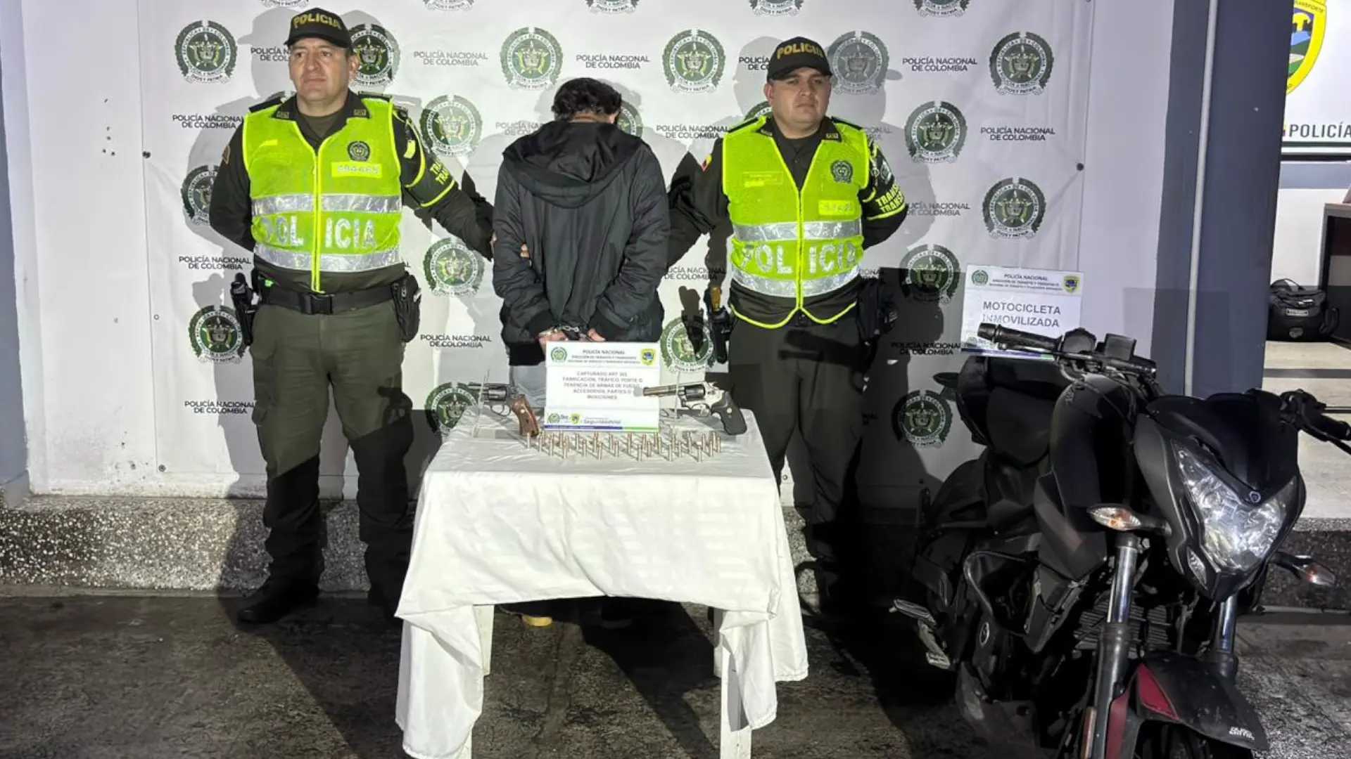 Capturan a motociclista en la Autopista Medellín - Bogotá con dos armas y una moto con placas falsas
