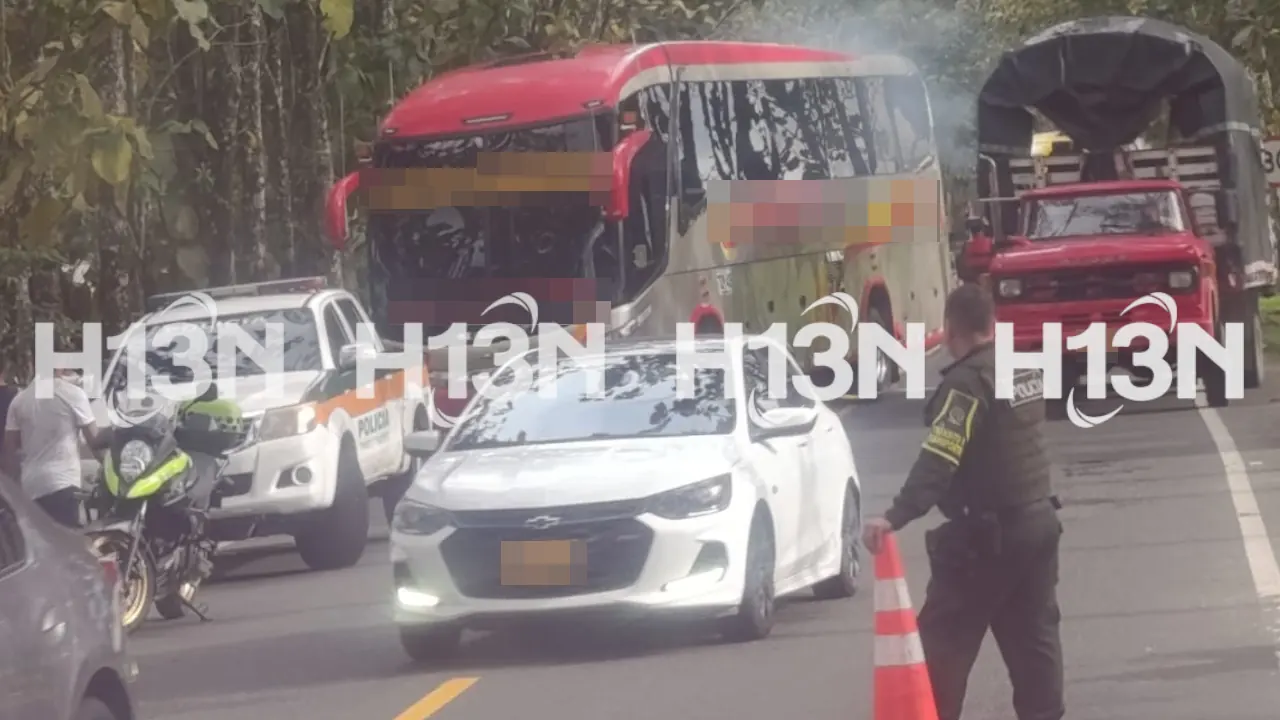 Conductor que habría bajado a revisar una llanta murió arrollado por un bus en la vía Medellín - Urabá