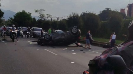 Conductora perdió el control, su carro colisionó contra un separador y terminó volcado en la Regional