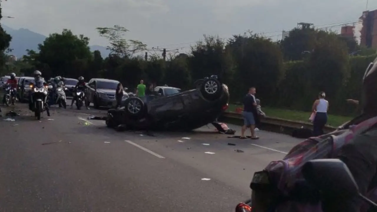 Conductora perdió el control, su carro colisionó contra un separador y terminó volcado en la Regional