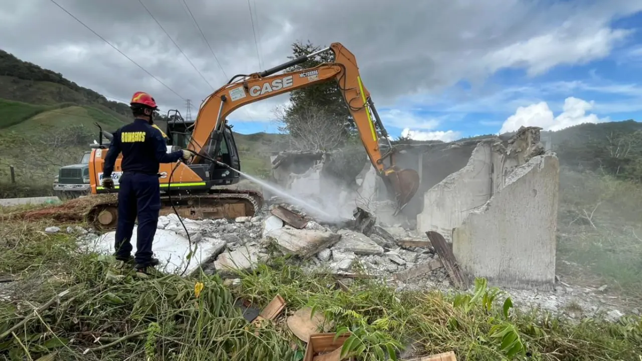 Gobernación de Antioquia derriba dos apartamentos en Amalfi que eran usados para delitos