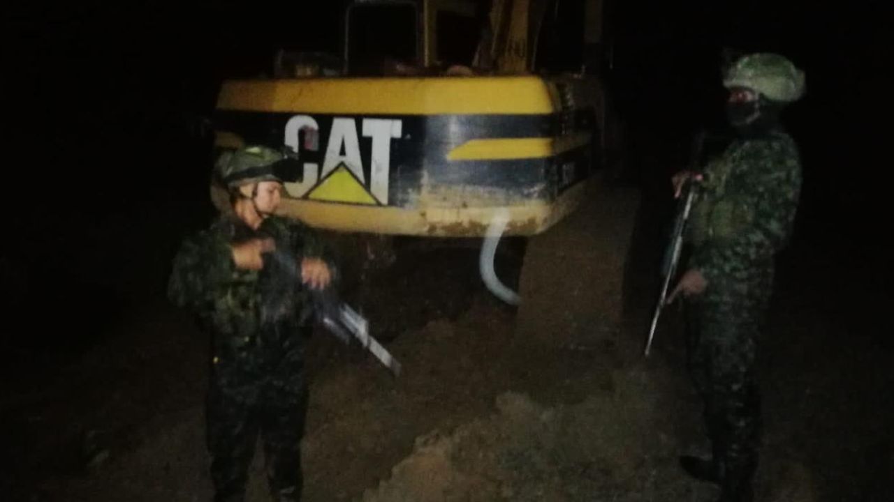 Golpe a la ilegalidad: Ejército incauta maquinaria avaluada en $1.000 millones en el Bajo Cauca 1 Golpe a la ilegalidad Ejército incauta maquinaria avaluada en $1.000 millones a la minería en el Bajo Cauca (2)