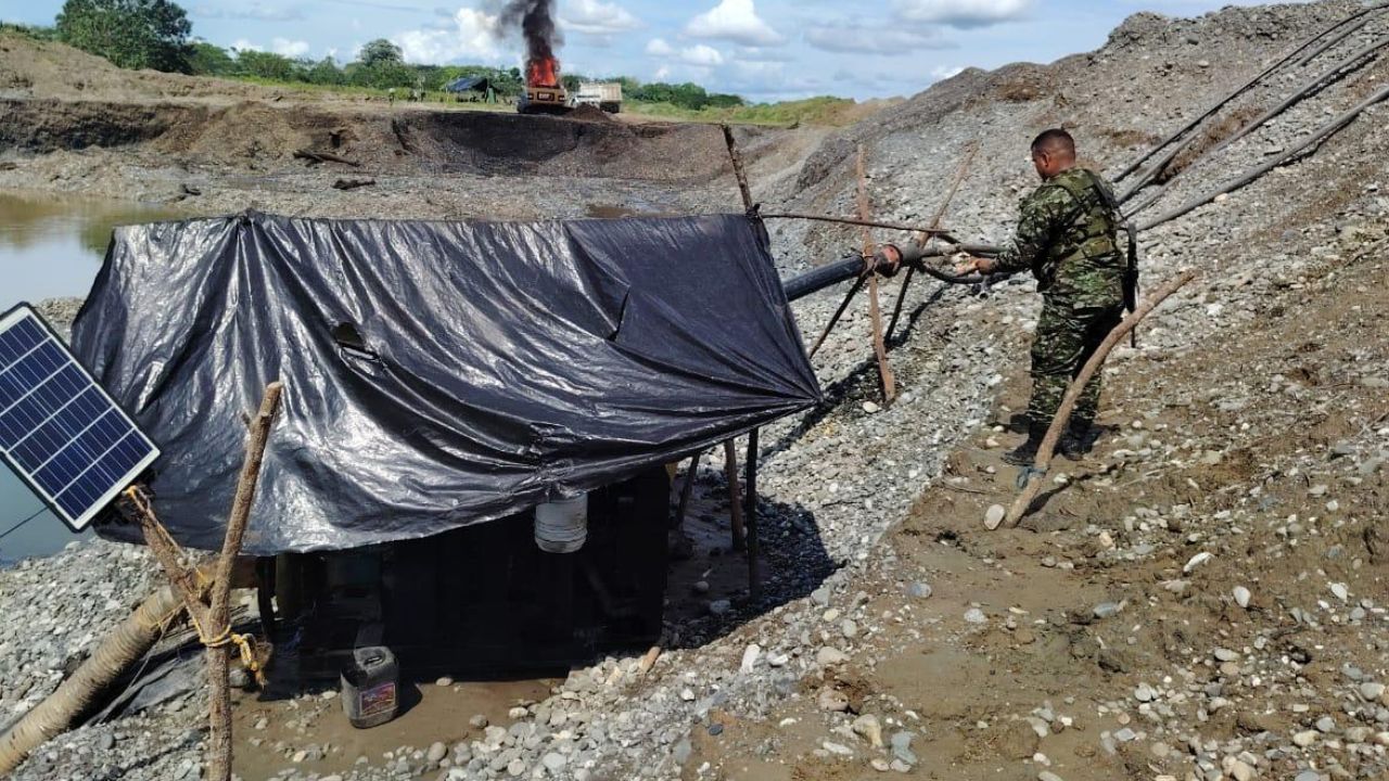 Golpe a la ilegalidad: Ejército incauta maquinaria avaluada en $1.000 millones en el Bajo Cauca 3 Golpe a la ilegalidad Ejército incauta maquinaria avaluada en $1.000 millones a la minería en el Bajo Cauca (2)