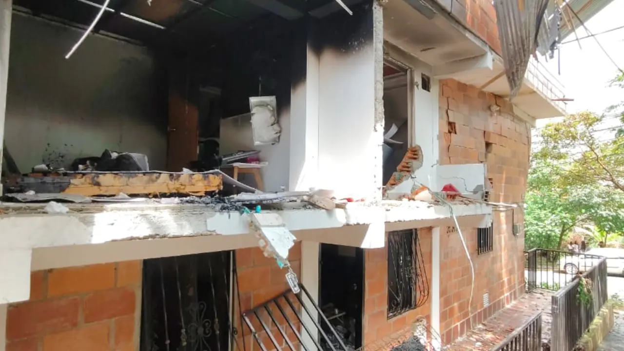 Incendio en vivienda de Bello causa daños en 30 casas cercanas y activa evacuaciones preventivas