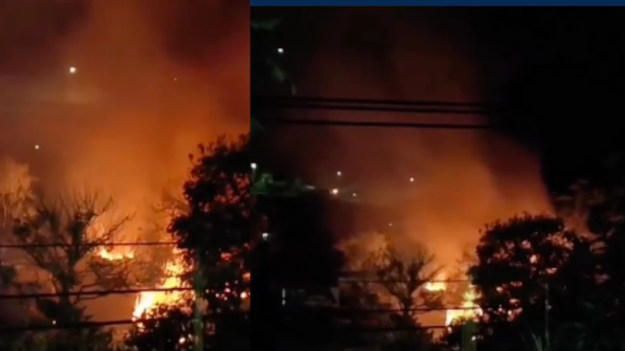 Voraz incendio consumió varios vehículos en un parqueadero de Barbosa: fue controlado sin heridos IncendioBarbosa