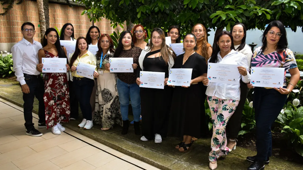 Maestros de Medellín impulsan educación de jóvenes y adultos y reciben reconocimiento