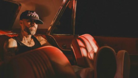 Mike Bahía sorprende a su público con “Un Vacío” y un video que rompe con su estilo tradicional Mike Bahía sorprende a su público con “Un Vacío” y un video que rompe con su estilo tradicional