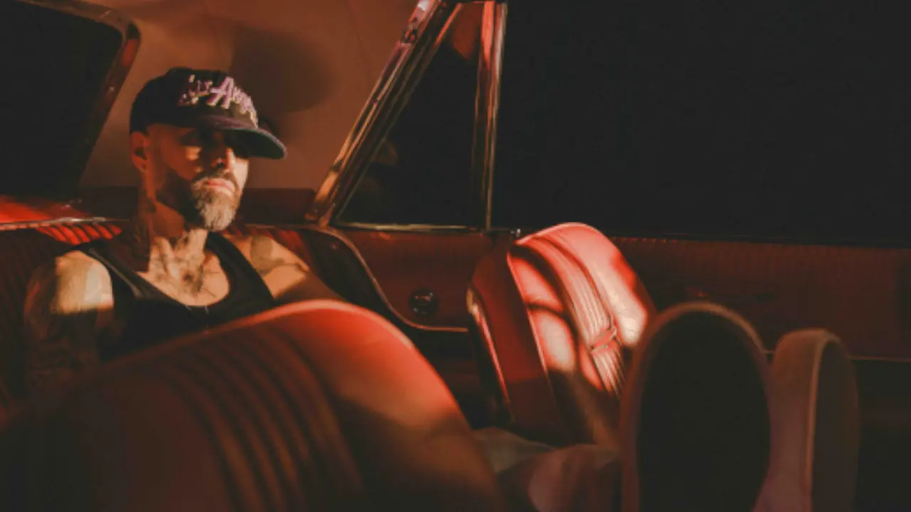 Mike Bahía sorprende a su público con “Un Vacío” y un video que rompe con su estilo tradicional
