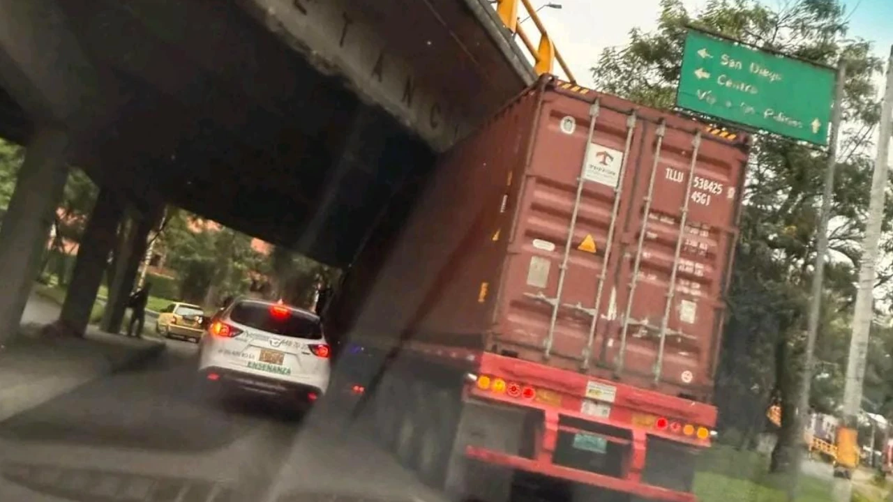 ¡Ah, no! No calculó bien: Mula quedó atrapada bajo puente en la Avenida 30, hay taco MulaenLa30