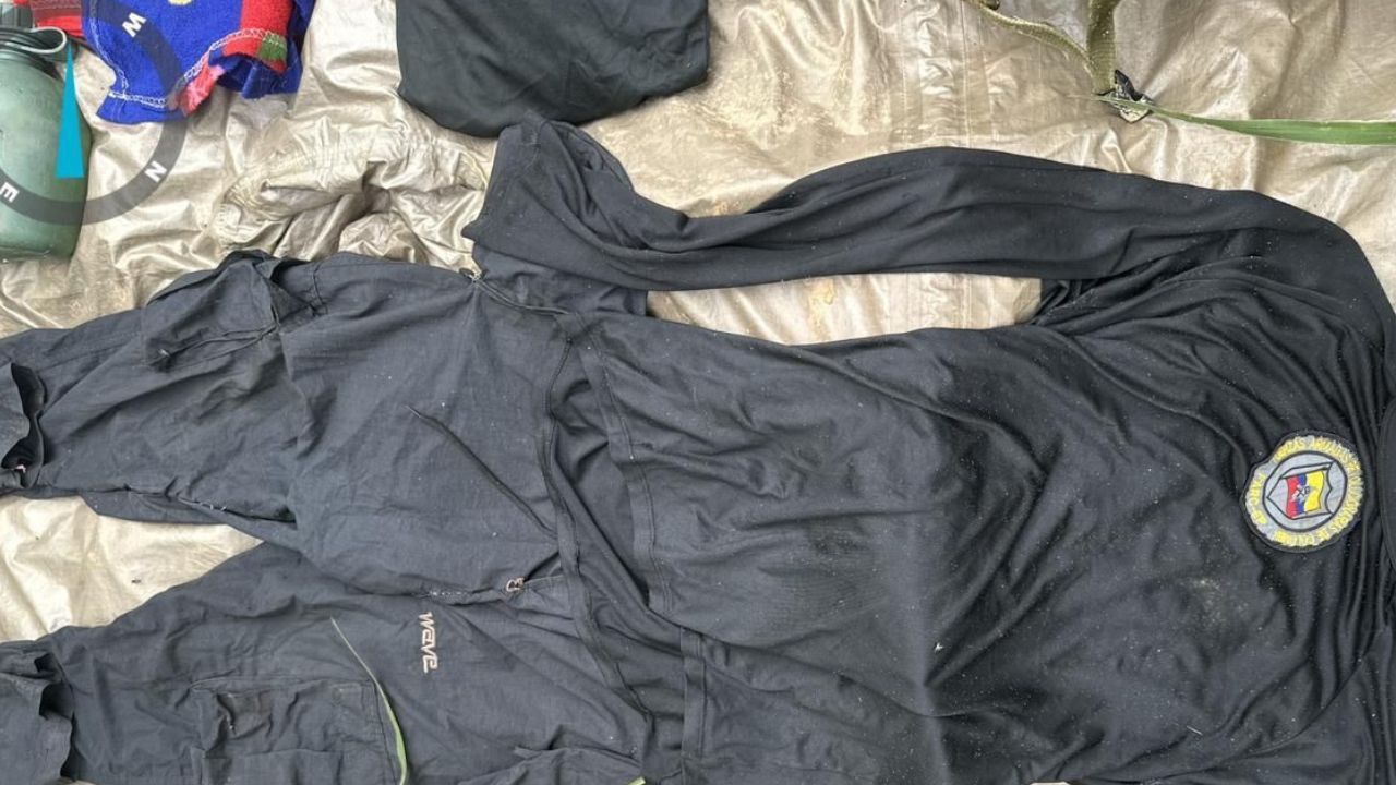 Ojo a esto El ejercito encontro hasta camisetas de las FARC en un deposito del Clan del Golfo en El Bagre