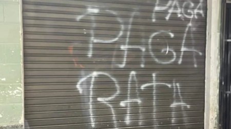 «Pagá rata» pintan fachada de hombre acusado de engañar a organizadores de eventos en El Peñol Pagarata