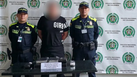Pasajeros quedaron capturados tras incautación de aparente cocaína en el aeropuerto José María Córdova