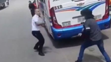 Tremenda pelea a machetazos en Antioquia: conductor vs. vendedor ambulante