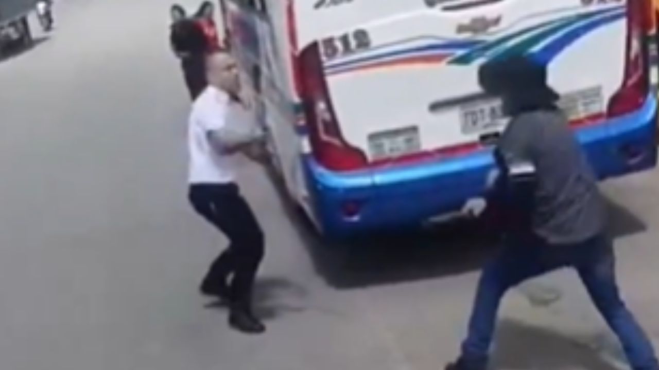 Tremenda pelea a machetazos en Antioquia: conductor vs. vendedor ambulante Tremenda pelea a machetazos en Antioquia: conductor vs. vendedor ambulante