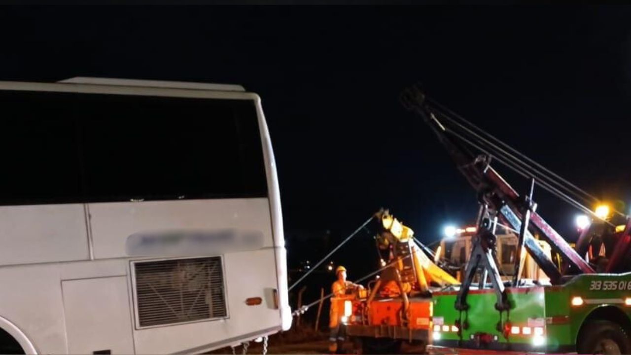 Vía Medellín – El Santuario: restringen paso por volcamiento de un bus Vía Medellín - El Santuario: restringen paso por volcamiento de un bus