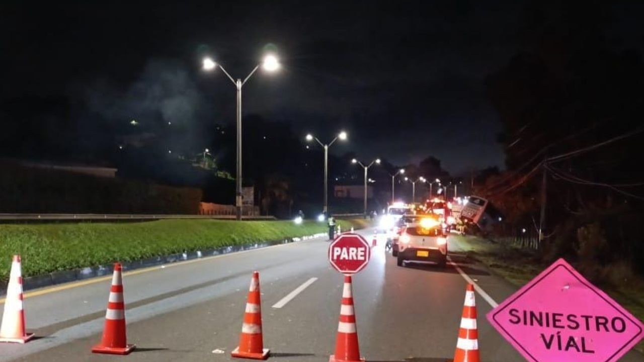 Vía Medellín - El Santuario: restringen paso por volcamiento de un bus 1 Vía Medellín - El Santuario: restringen paso por volcamiento de un bus