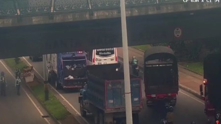 Pilas: bus varado causa taco en la Avenida Paralela; conductores deben transitar con precaución Pilas: bus varado causa taco en la Avenida Paralela, conductores deben transitar con precaución