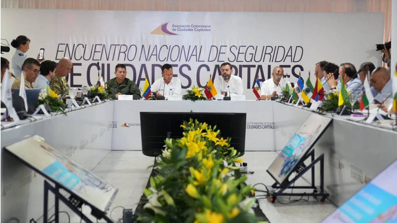 Tras reconocer que el 60 % de los delitos se concentran en las capitales, la Nación y los alcaldes firman un “acuerdo de seguridad sin excusas” para enfrentar juntos al crimen urbano