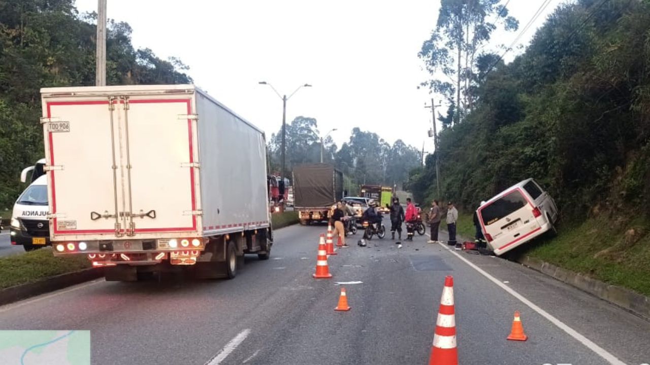 ¡Ojo! paso cerrado en la vía Medellín – El Santuario por tremendo choque en Guarne choque en la autopista medellin santuario