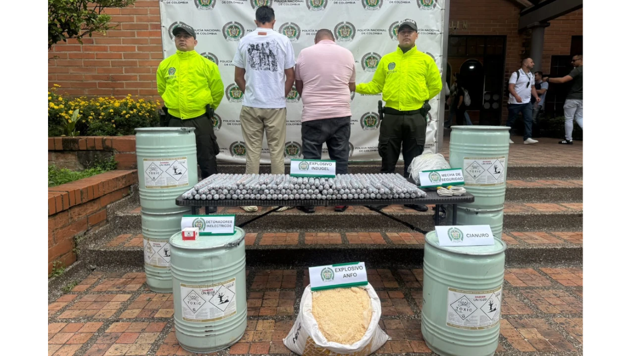 Golpe al Clan del Golfo en Cisneros: Policía incauta 500 kilos de cianuro y desmantela red de suministros para minería ilegal La operación en Cisneros dejó dos capturados y la incautación de materiales explosivos y químicos altamente contaminantes