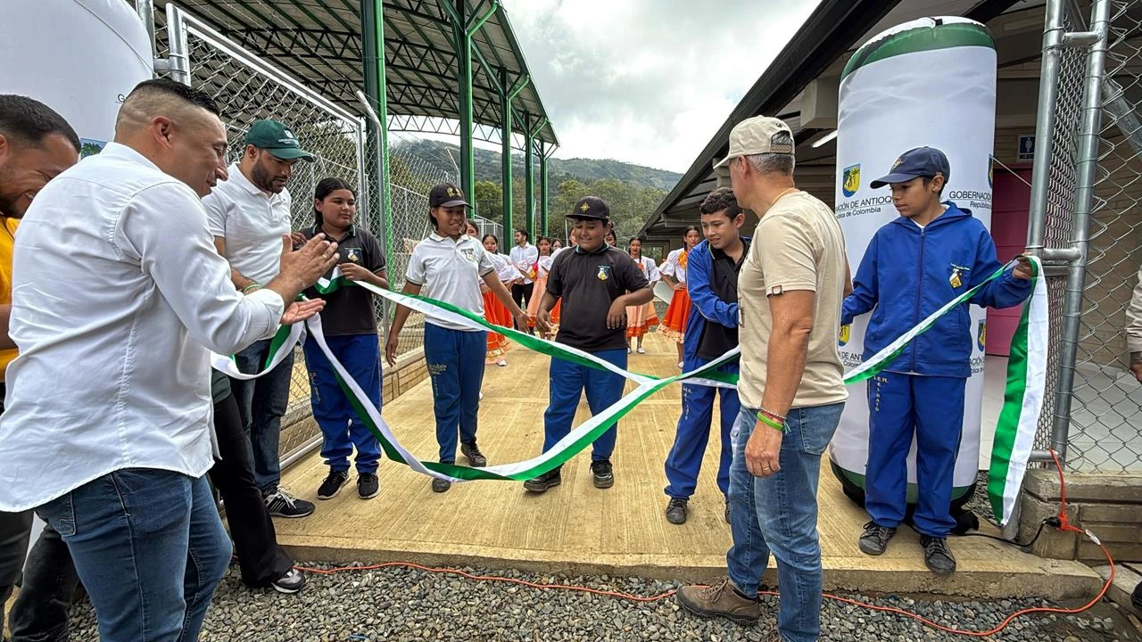 ¡Qué bien! Gobernación de Antioquia entregó nueva sede educativa y obras en hospital de Caicedo 1 entrega-sede-educativa-hospital-Caicedo-2
