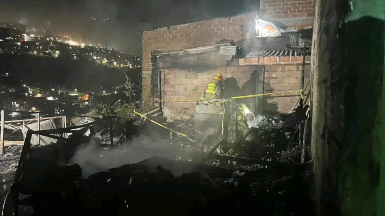 ¡Lamentable! Incendio en el barrio Olaya Herrera dejó una persona muerta y cuatro viviendas destruidas incendio-Olaya-Herrera
