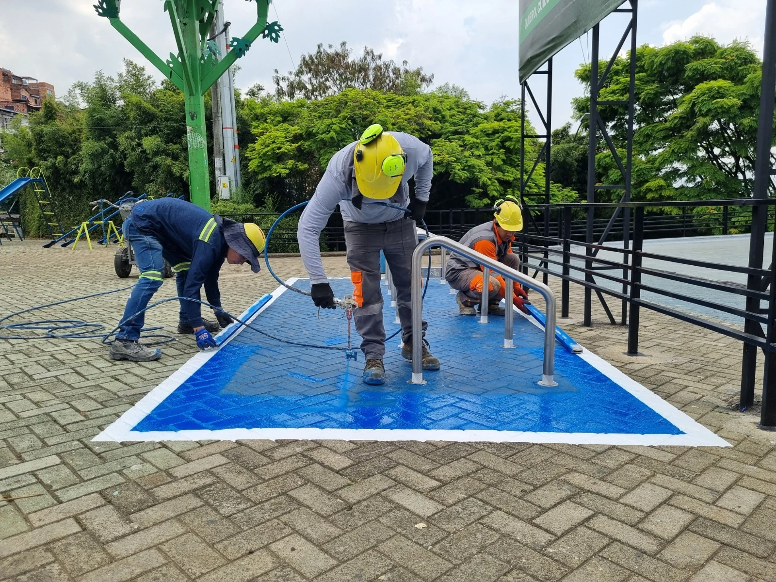 ¡Por una movilidad segura! Medellín avanza en el mantenimiento de infraestructura para bicicletas 1 mantenimiento-infraestructura-para-bicicletas-1