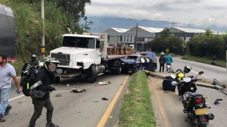 Brutal choque en Copacabana: Carro quedó incrustado bajo un camión y poste de luz quedó derribado en la vía Brutal choque en Copacabana: Carro quedó incrustado bajo un camión en la vía a El Santuario