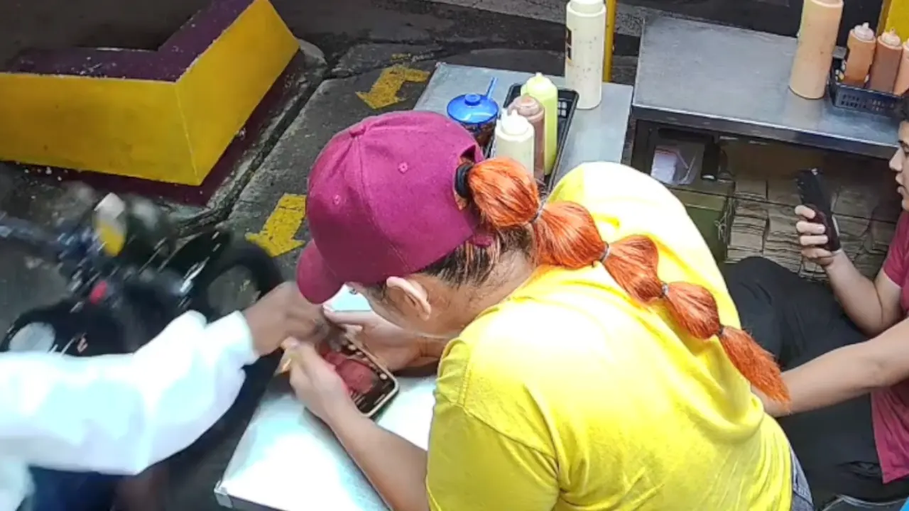 Pareja en moto intentó arrebatar un celular dentro de un local de Laureles y todo quedó grabado