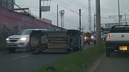 Mucha precaución: carro volcado en Soya, quedó de lado Mucha precaución: tremendo volcado en Soya, el carro quedó de lado