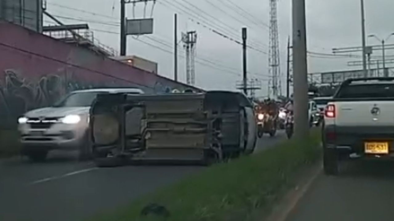 Mucha precaución: tremendo volcado en Soya, el carro quedó de lado