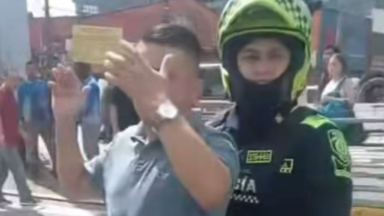 ¿Que le pasa a la gente Taxista casi mata a peaton por pasarse un semaforo rojo en Medellin