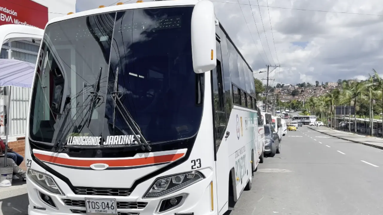"Este tipo de vehículos no deberían estar operando": inmovilizan bus turístico en Medellín