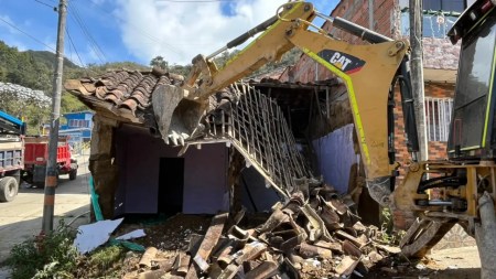 Autoridades derriban dos casas abandonadas que generaban temor en Yarumal Autoridades derriban dos casas abandonadas que generaban temor en Yarumal
