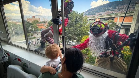 ¡Qué bonito! Bomberos aparecieron por las ventanas y sorprendieron a niños hospitalizados en Medellín