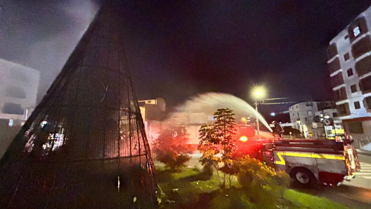 Borracho quemó árbol navideño en Guarne; autoridades lanzan operativo para ubicarlo