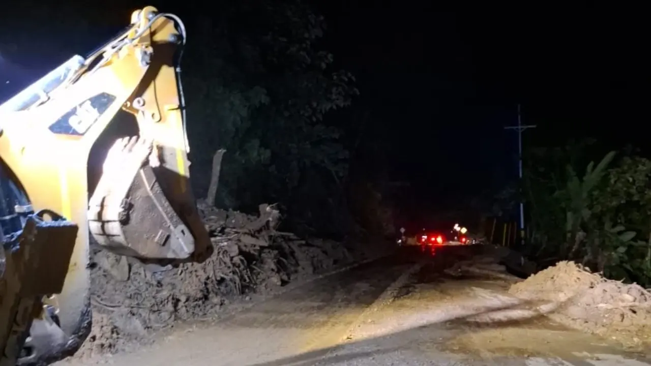 Continúan las labores para reabrir la vía entre Medellín y Urabá tras cierre total por derrumbe Continúan las labores para reabrir la vía entre Medellín y Urabá tras cierre total por derrumbe