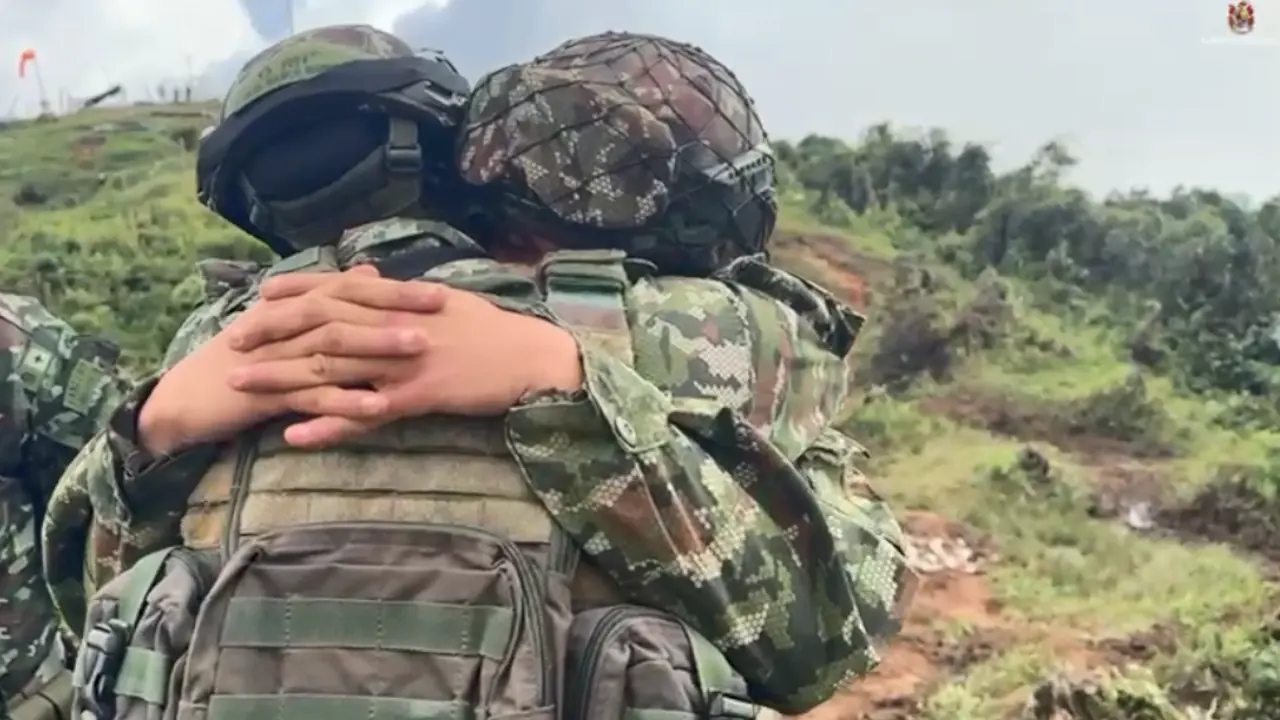 El mensaje de una madre logró reunir a dos hermanos soldados en las montañas de Antioquia El mensaje de una madre logró reunir a dos hermanos soldados en las montañas de Antioquia