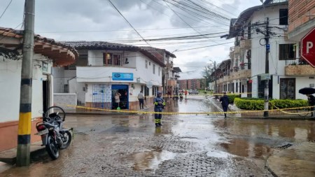 Fuerte aguacero genera inundaciones y caída de árboles en La Ceja
